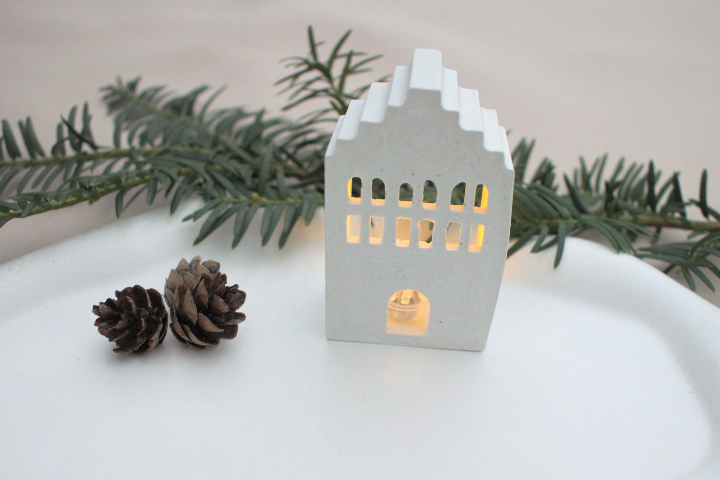 Skandi mini Lichthäuser Set aus weißem Beton für ein nordisches hygge zu Hause mit Licht