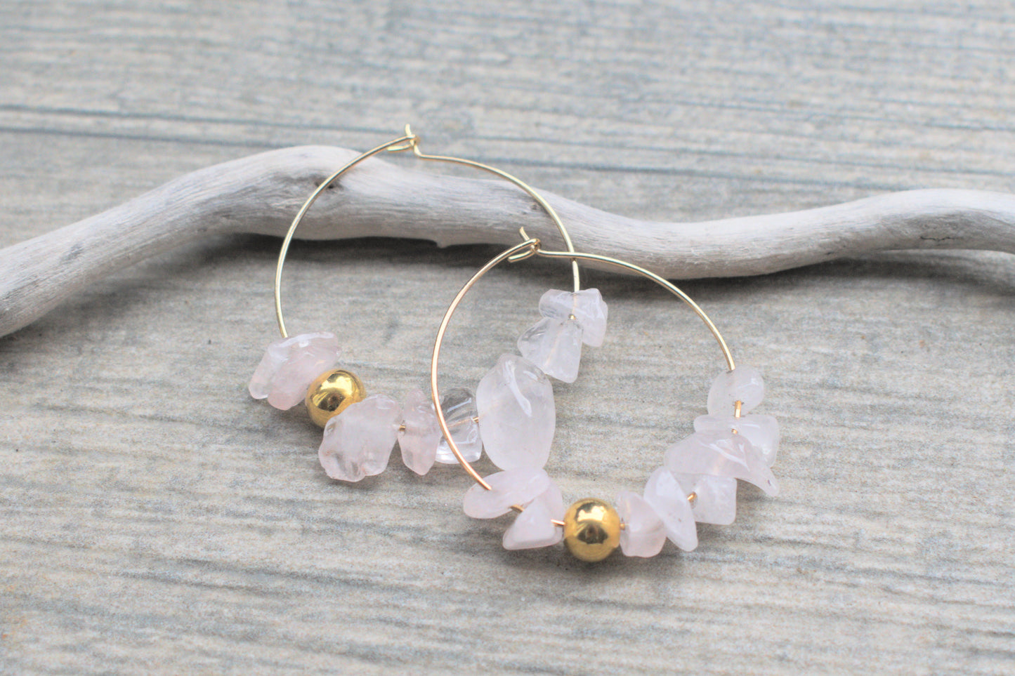 Goldene Creolen aus Edelstahl mit dem rosa Rosenquarz Edelstein Splittern und einer goldenen Perle