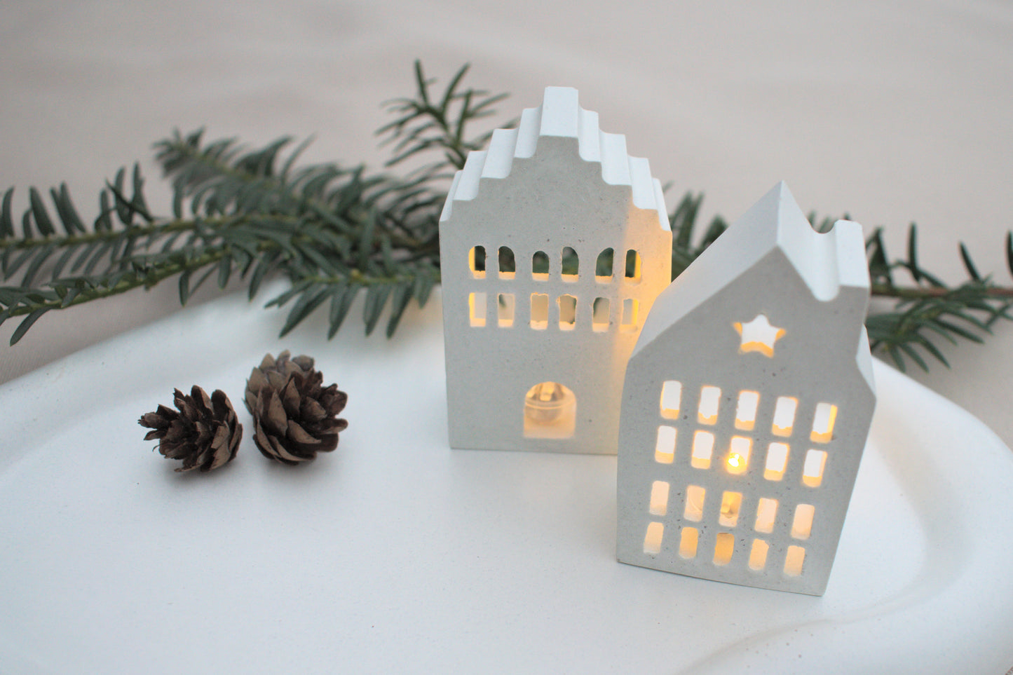Skandi mini Lichthäuser Set aus weißem Beton für ein nordisches hygge zu Hause mit Licht