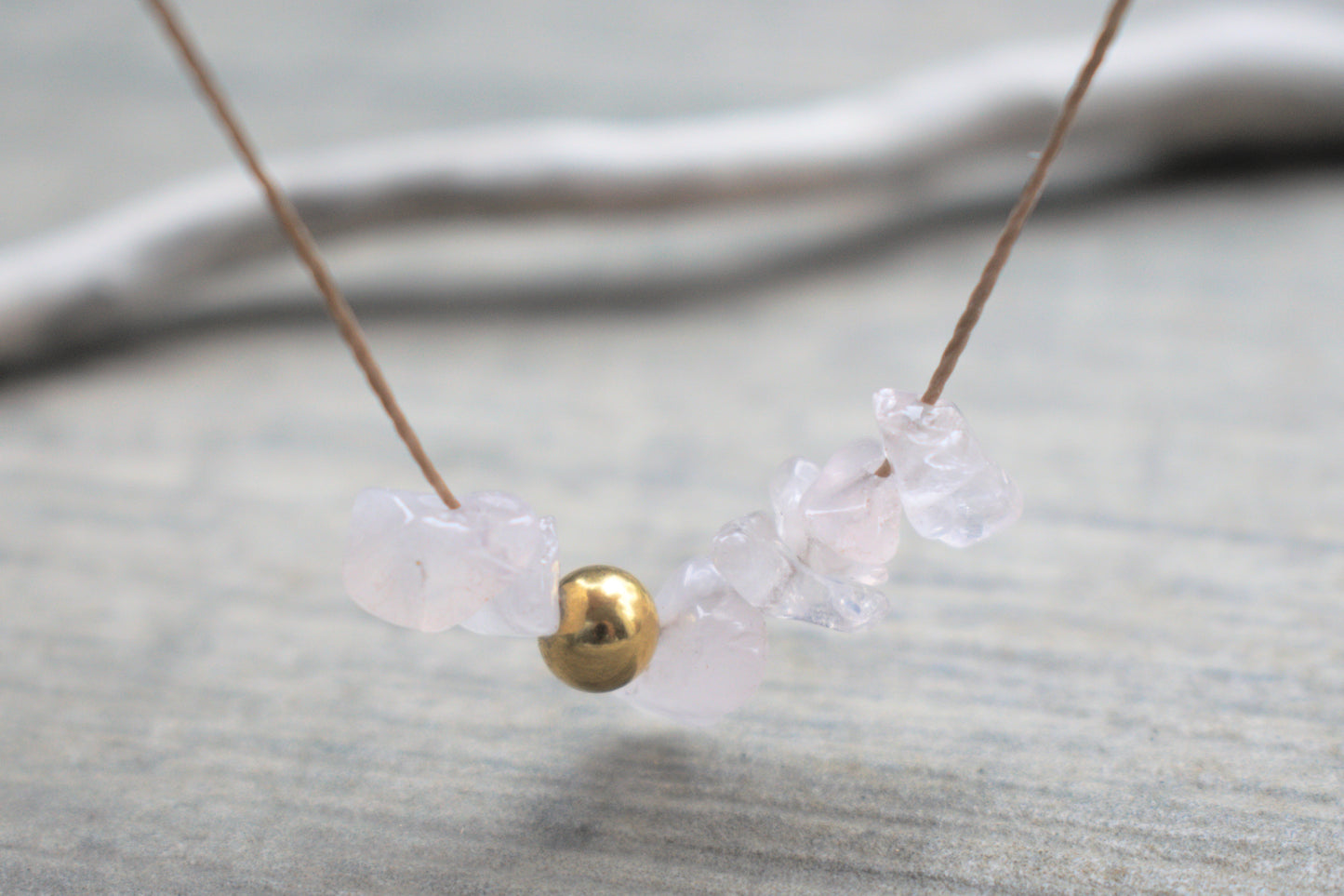 Halskette aus edlem braunen Nylonband mit rosa Rosenquarz Edelstein Splittern und einer goldenen Perle