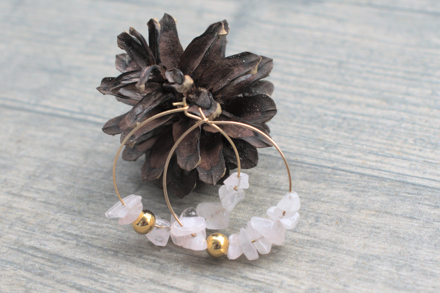 Goldene Creolen aus Edelstahl mit dem rosa Rosenquarz Edelstein Splittern und einer goldenen Perle