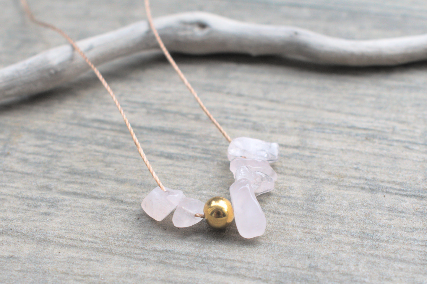 Halskette aus edlem braunen Nylonband mit rosa Rosenquarz Edelstein Splittern und einer goldenen Perle