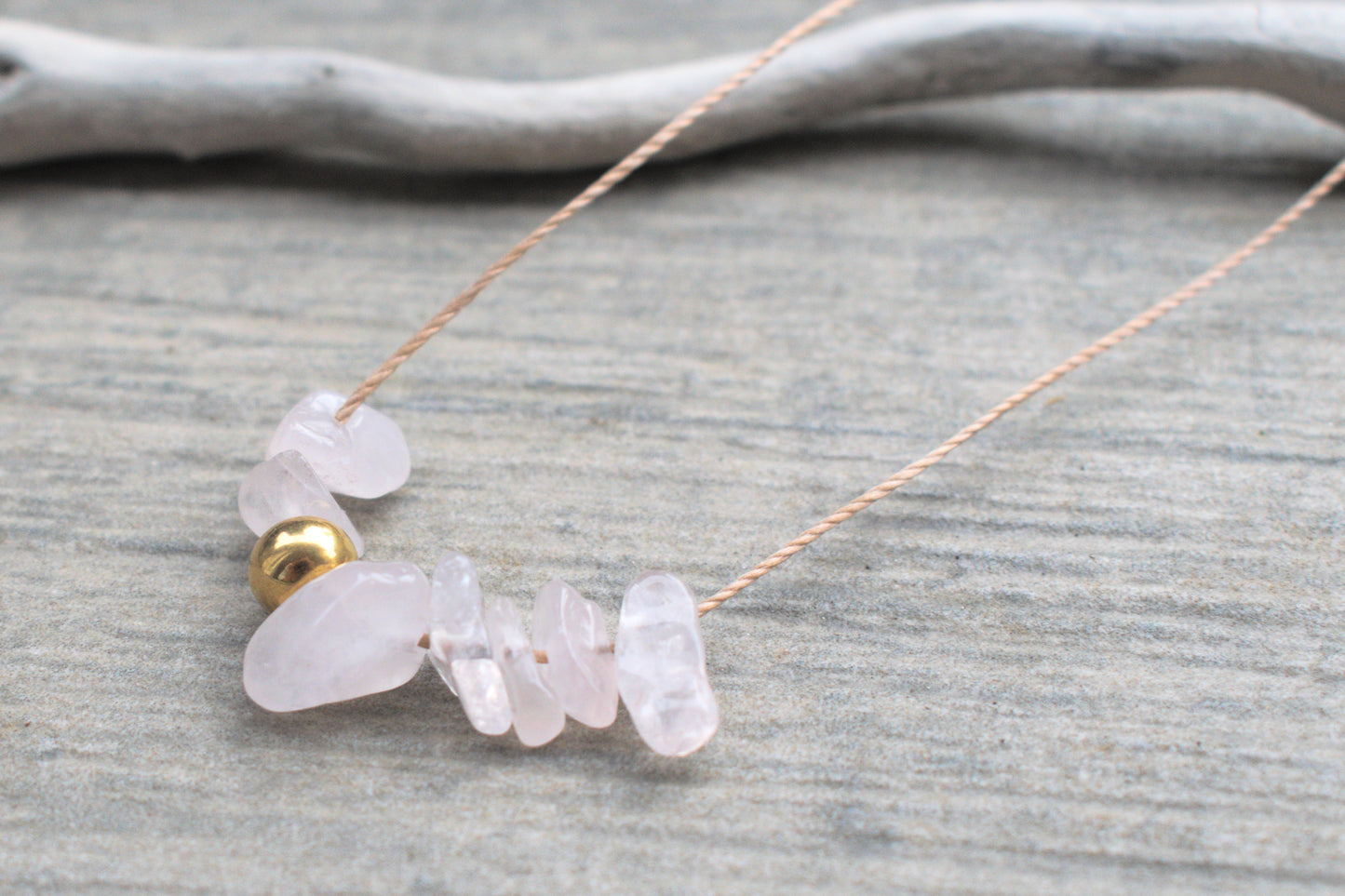 Halskette aus edlem braunen Nylonband mit rosa Rosenquarz Edelstein Splittern und einer goldenen Perle