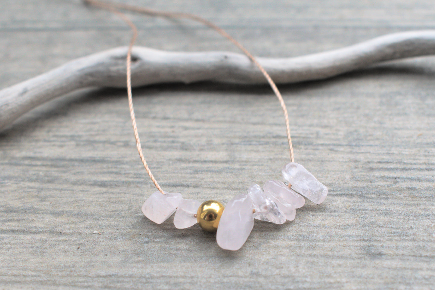 Halskette aus edlem braunen Nylonband mit rosa Rosenquarz Edelstein Splittern und einer goldenen Perle