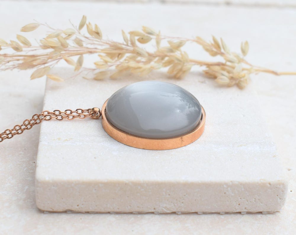 Rosegoldene Kette mit himmelblauem Cabochon