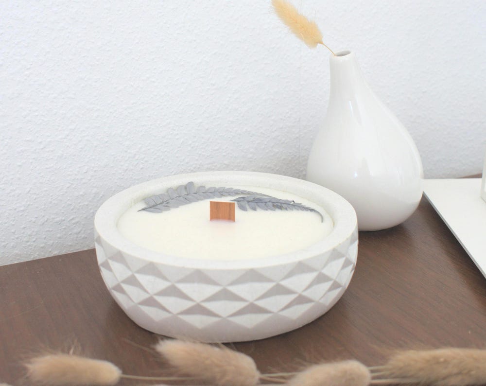 Handgemachte vegane Kerze mit getrockneten Blüten