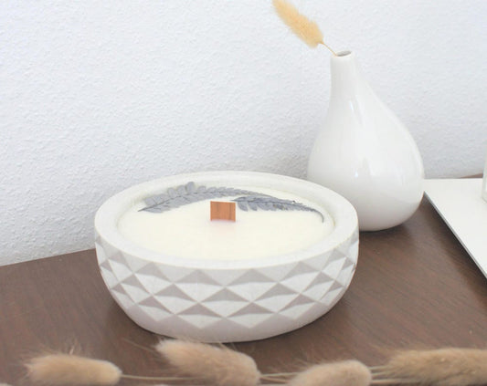 Handgemachte vegane Kerze mit getrockneten Blüten