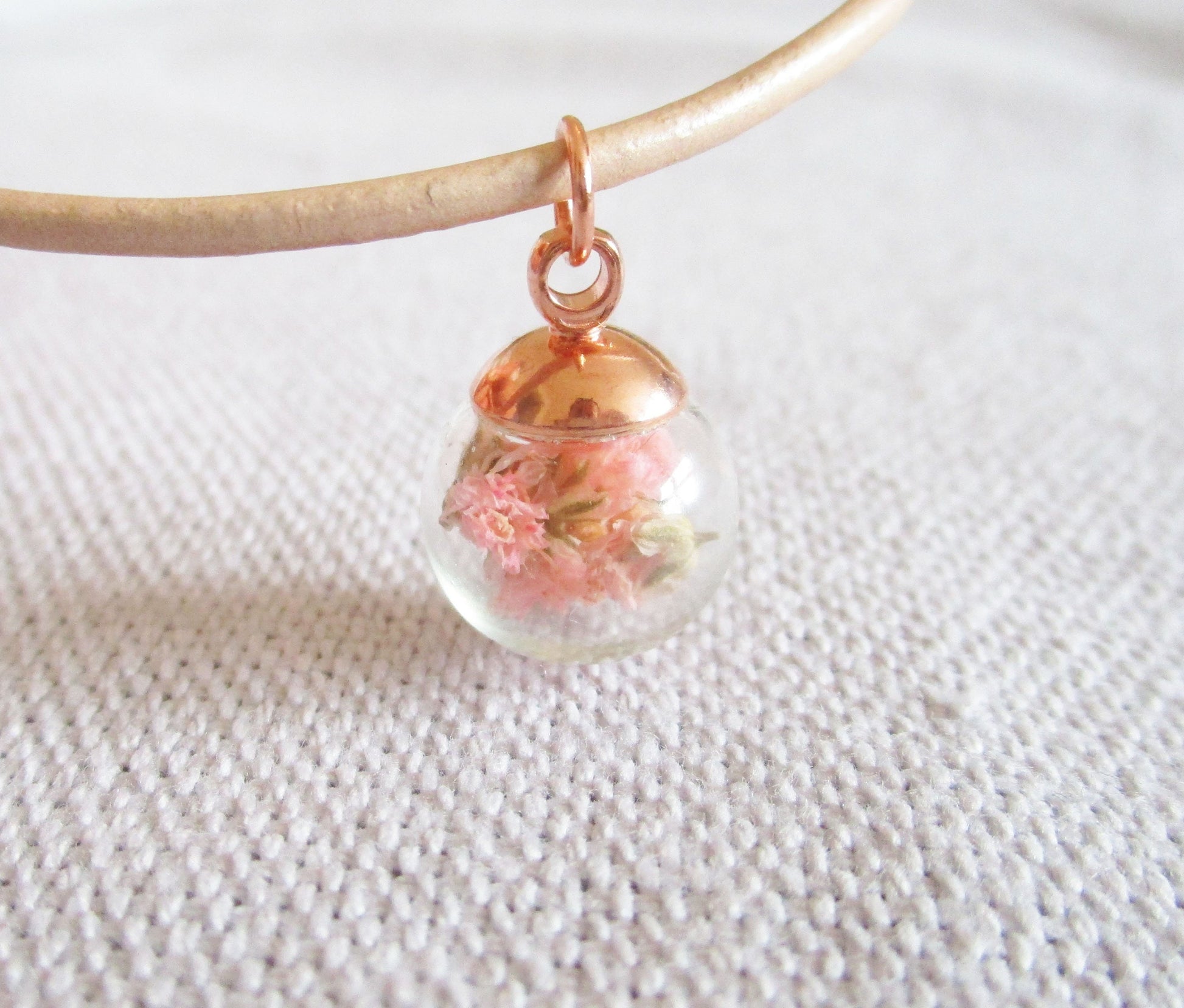 Rose goldene Halskette mit rosa Blüten, Blütenschmuck, Schmuck aus der Natur, Hochzeit