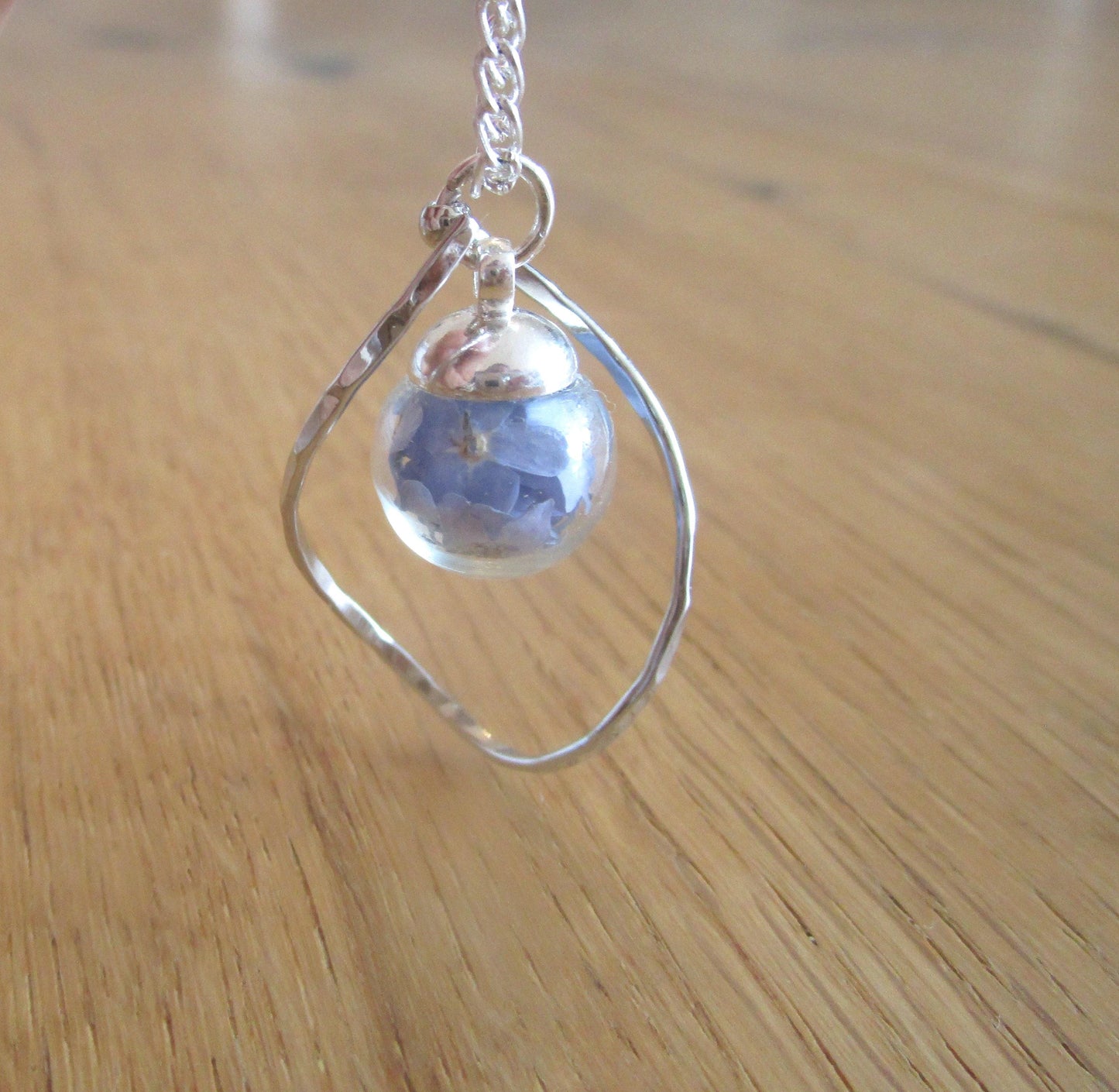 Kette mit Vergissmeinnicht, Blütenschmuck, Schmuck aus der Natur, Geschenk für den Muttertag