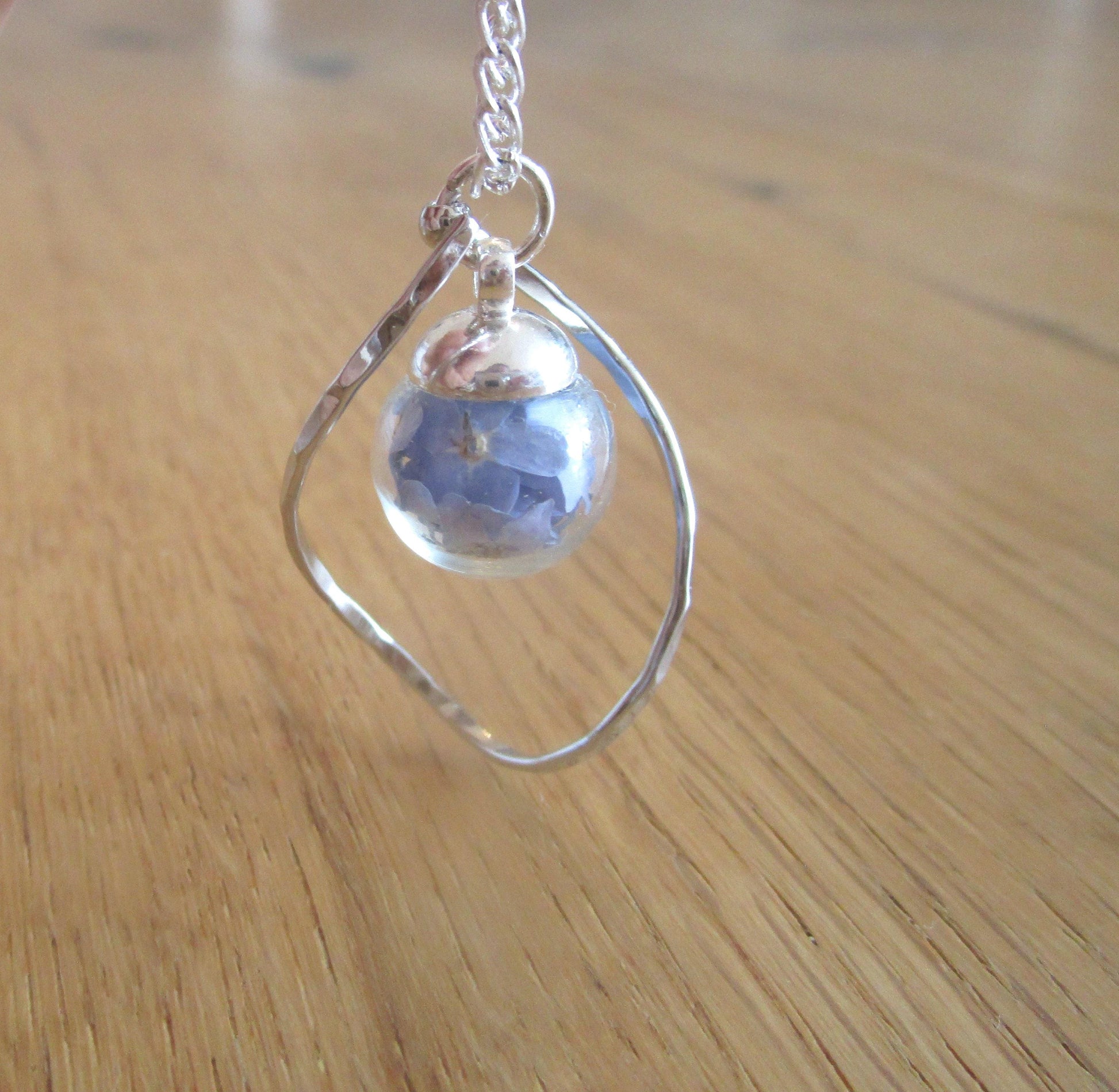 Kette mit Vergissmeinnicht, Blütenschmuck, Schmuck aus der Natur, Geschenk für den Muttertag