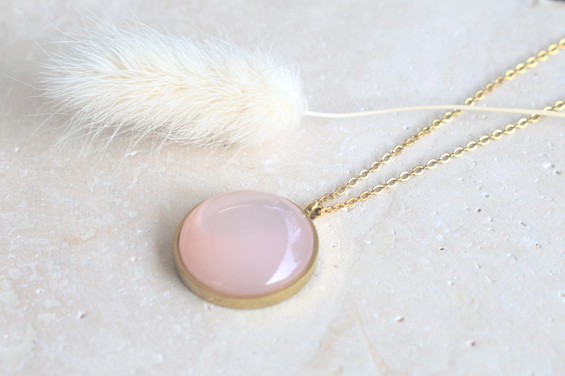 Goldene Kette mit rosa Cabochon, Goldschuck Damen, minimalistischer Schmuck