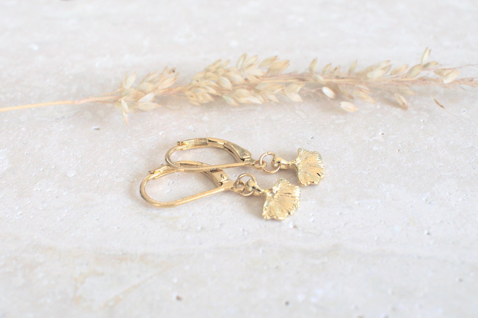 Ginkgko Ohrringe, goldene Damen Ohrringe, Blumen Ohrringe, Natur Ohrringe, Ginkgo Ohrringe hängend