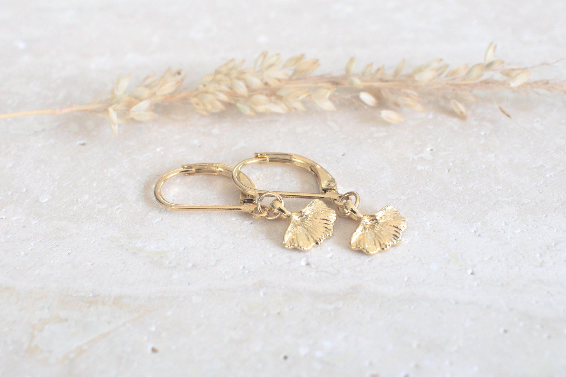 Ginkgko Ohrringe, goldene Damen Ohrringe, Blumen Ohrringe, Natur Ohrringe, Ginkgo Ohrringe hängend