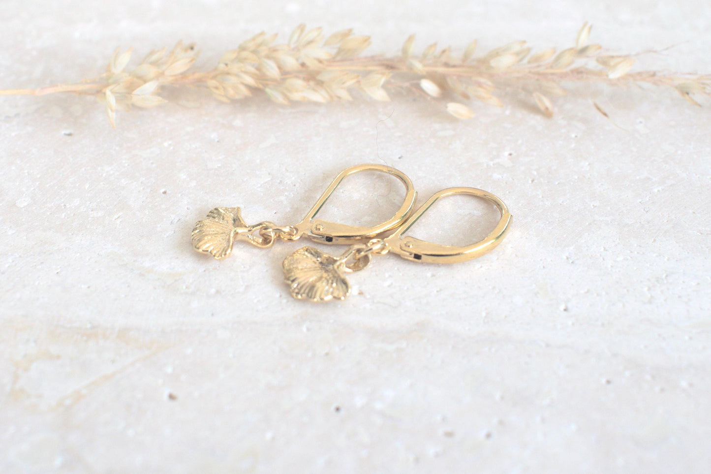 Ginkgko Ohrringe, goldene Damen Ohrringe, Blumen Ohrringe, Natur Ohrringe, Ginkgo Ohrringe hängend