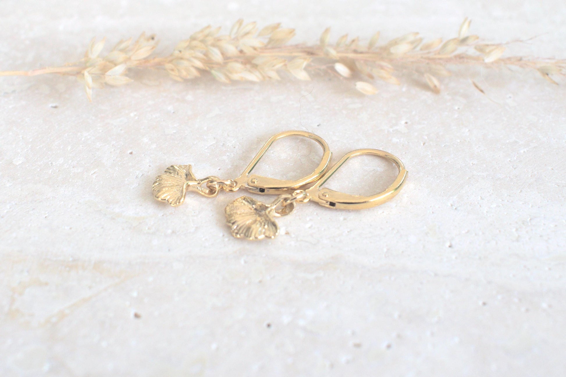 Ginkgko Ohrringe, goldene Damen Ohrringe, Blumen Ohrringe, Natur Ohrringe, Ginkgo Ohrringe hängend