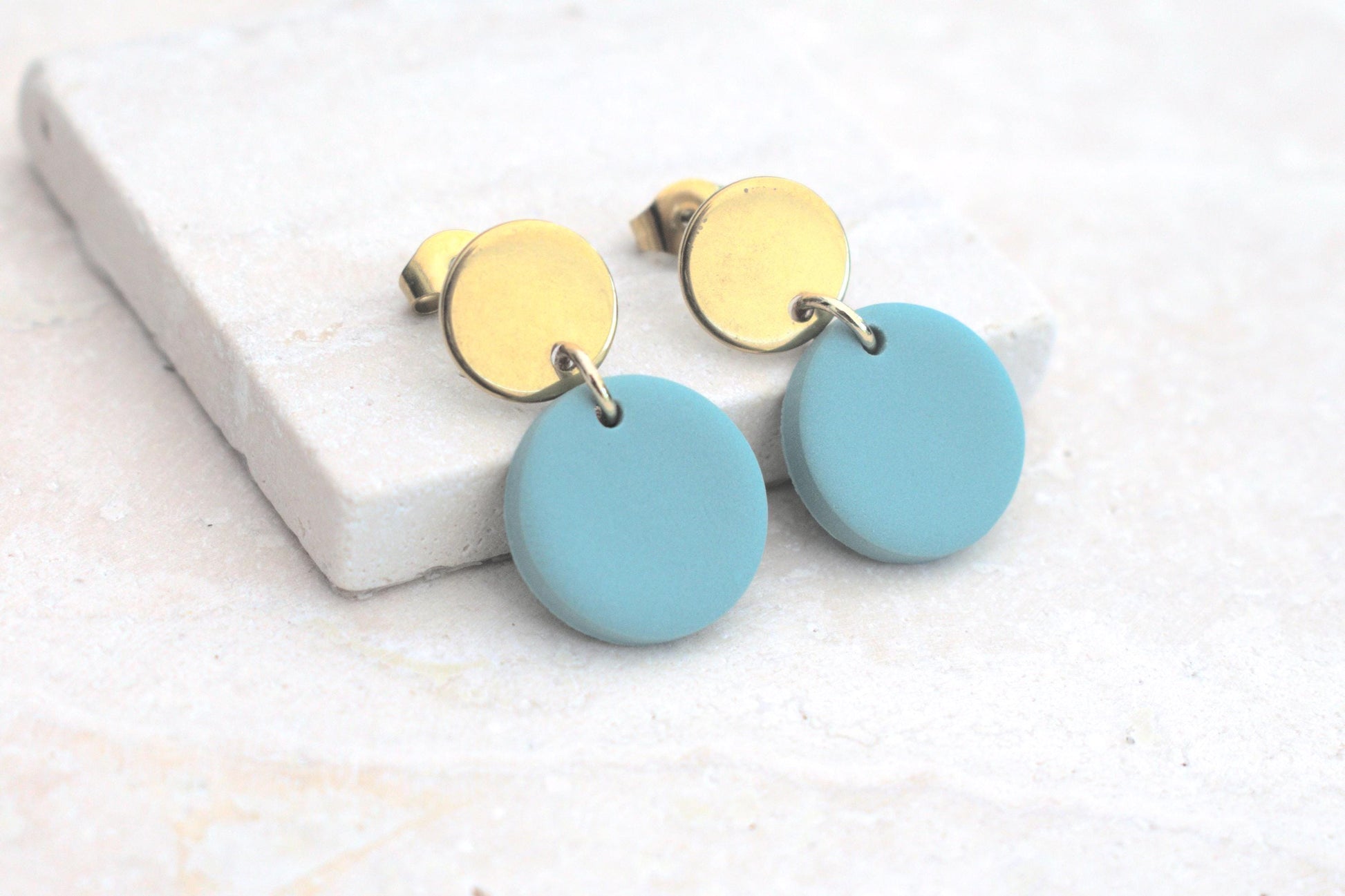 Türkis goldene Polymer Ton Ohrringe, leichte Ohrringe, bunte Ohrringe aus Ton, türkis wie Minze, Ohrstecker
