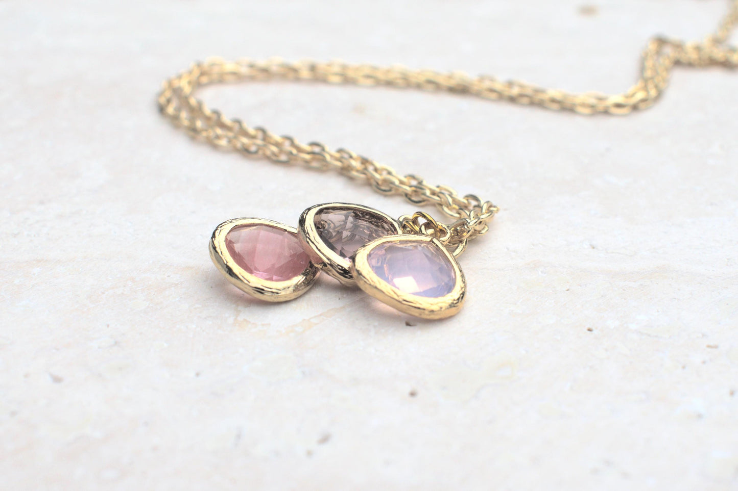 Goldene Kette mit rosa Anhängern, Kette zur Hochzeit, Frühlingskette, rosa Halskette, Blütenschmuck