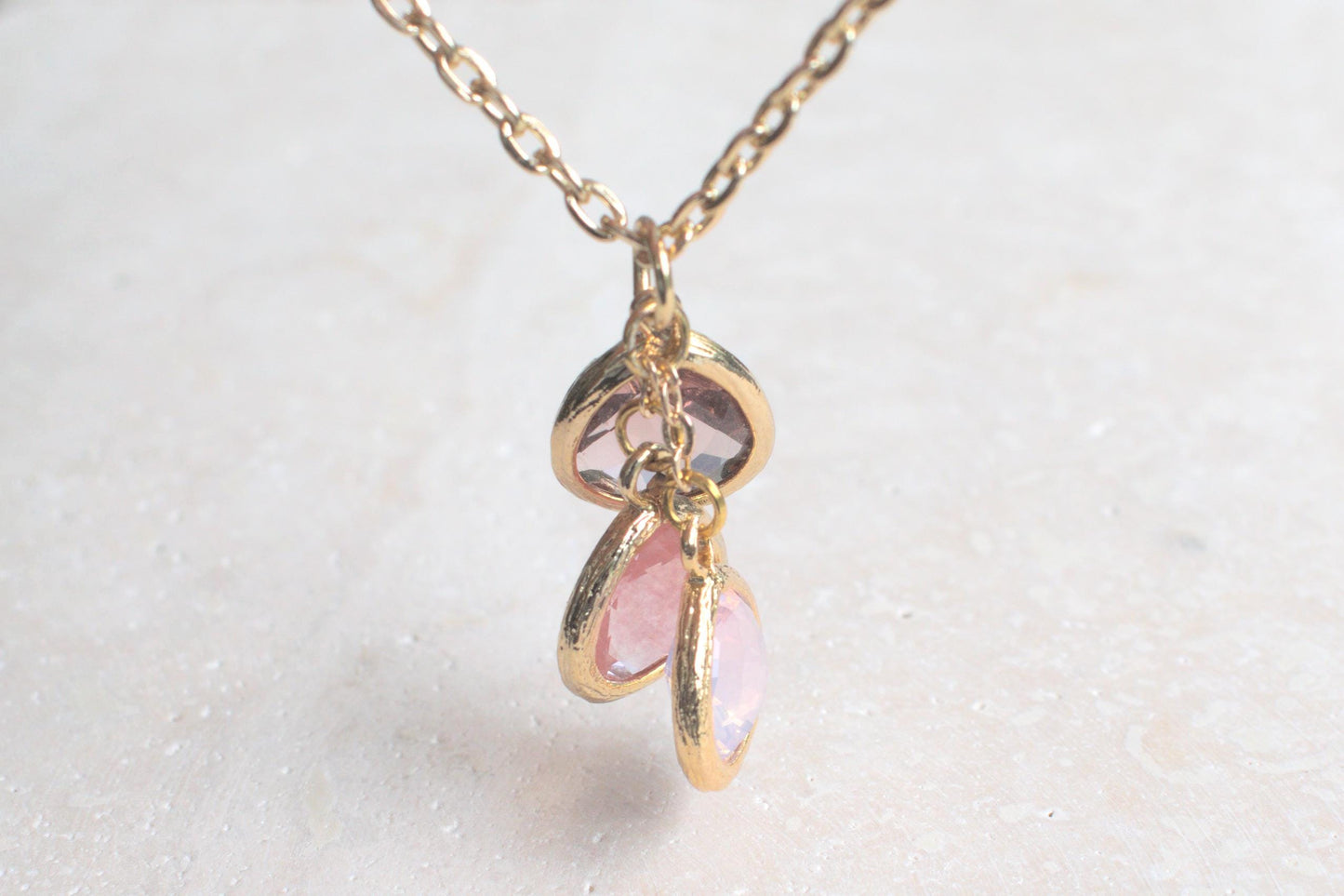 Goldene Kette mit rosa Anhängern, Kette zur Hochzeit, Frühlingskette, rosa Halskette, Blütenschmuck