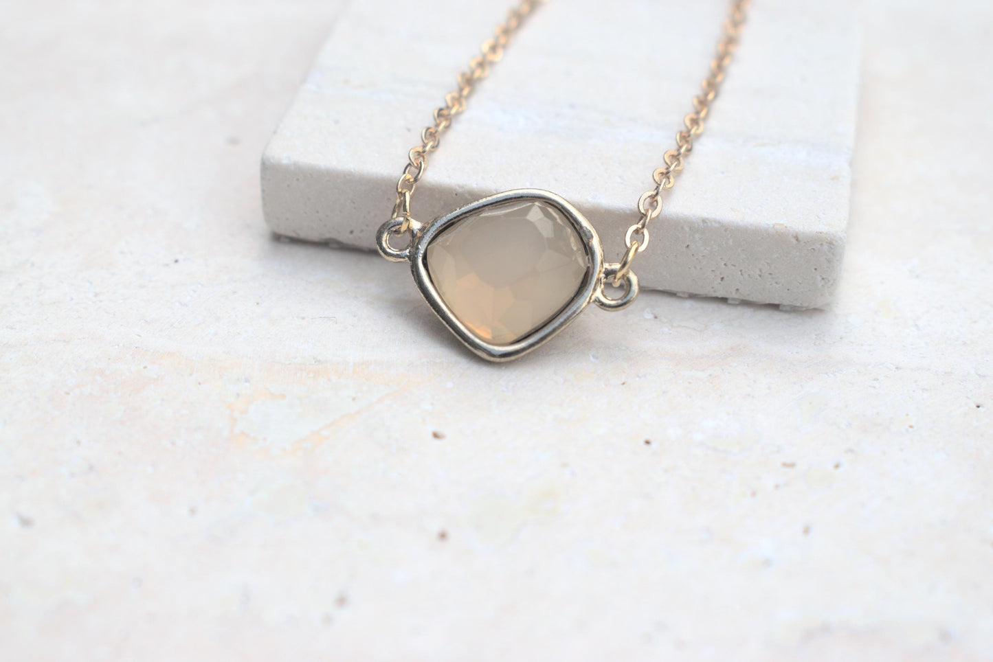 Halskette mit rosa Anhänger, Halskette in gold, elegante Halskette, zarte Halskette