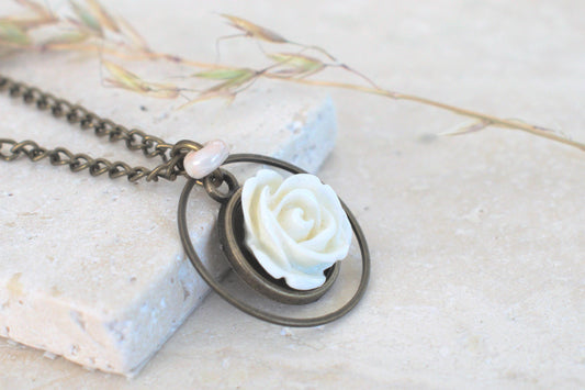 Romantische Kette, Kette mit Blüte, Kette mit Cabochon, Geschenk für Freundin