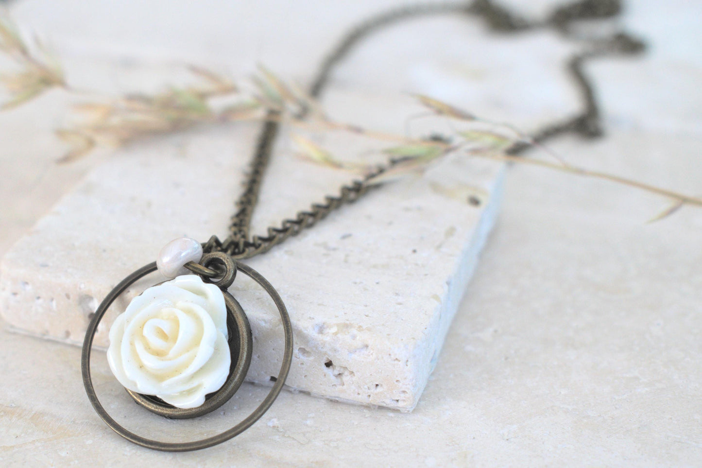 Romantische Kette, Kette mit Blüte, Kette mit Cabochon, Geschenk für Freundin