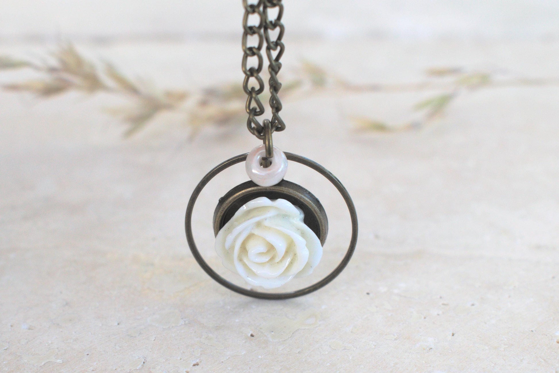 Romantische Kette, Kette mit Blüte, Kette mit Cabochon, Geschenk für Freundin