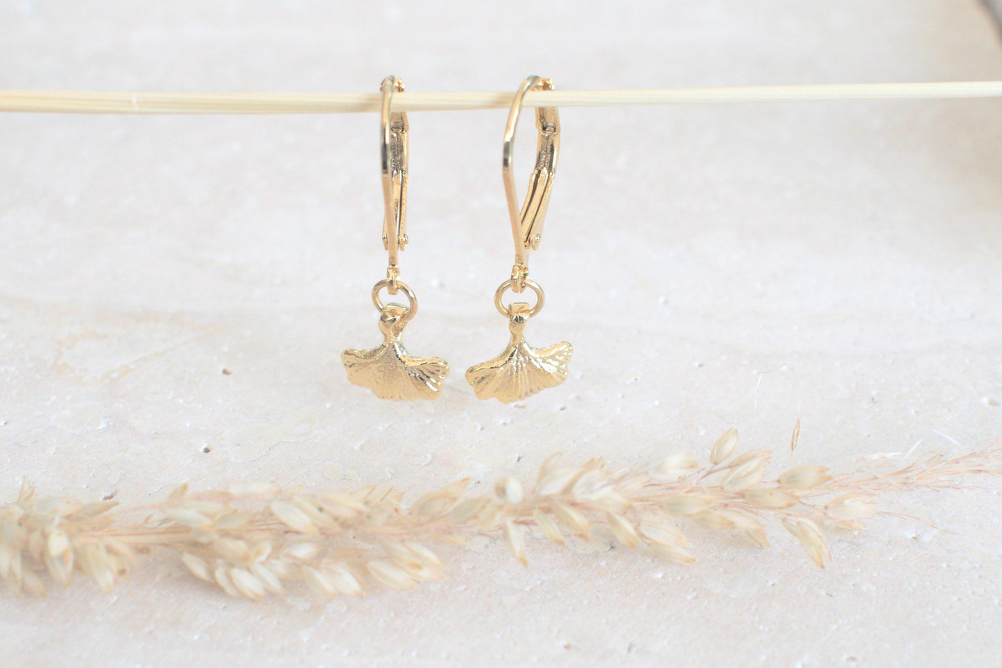 Ginkgko Ohrringe, goldene Damen Ohrringe, Blumen Ohrringe, Natur Ohrringe, Ginkgo Ohrringe hängend