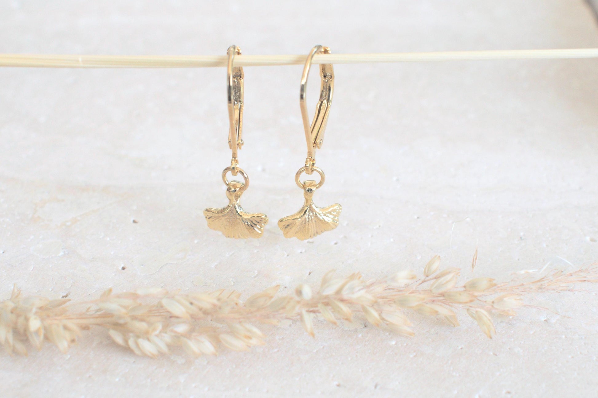 Ginkgko Ohrringe, goldene Damen Ohrringe, Blumen Ohrringe, Natur Ohrringe, Ginkgo Ohrringe hängend