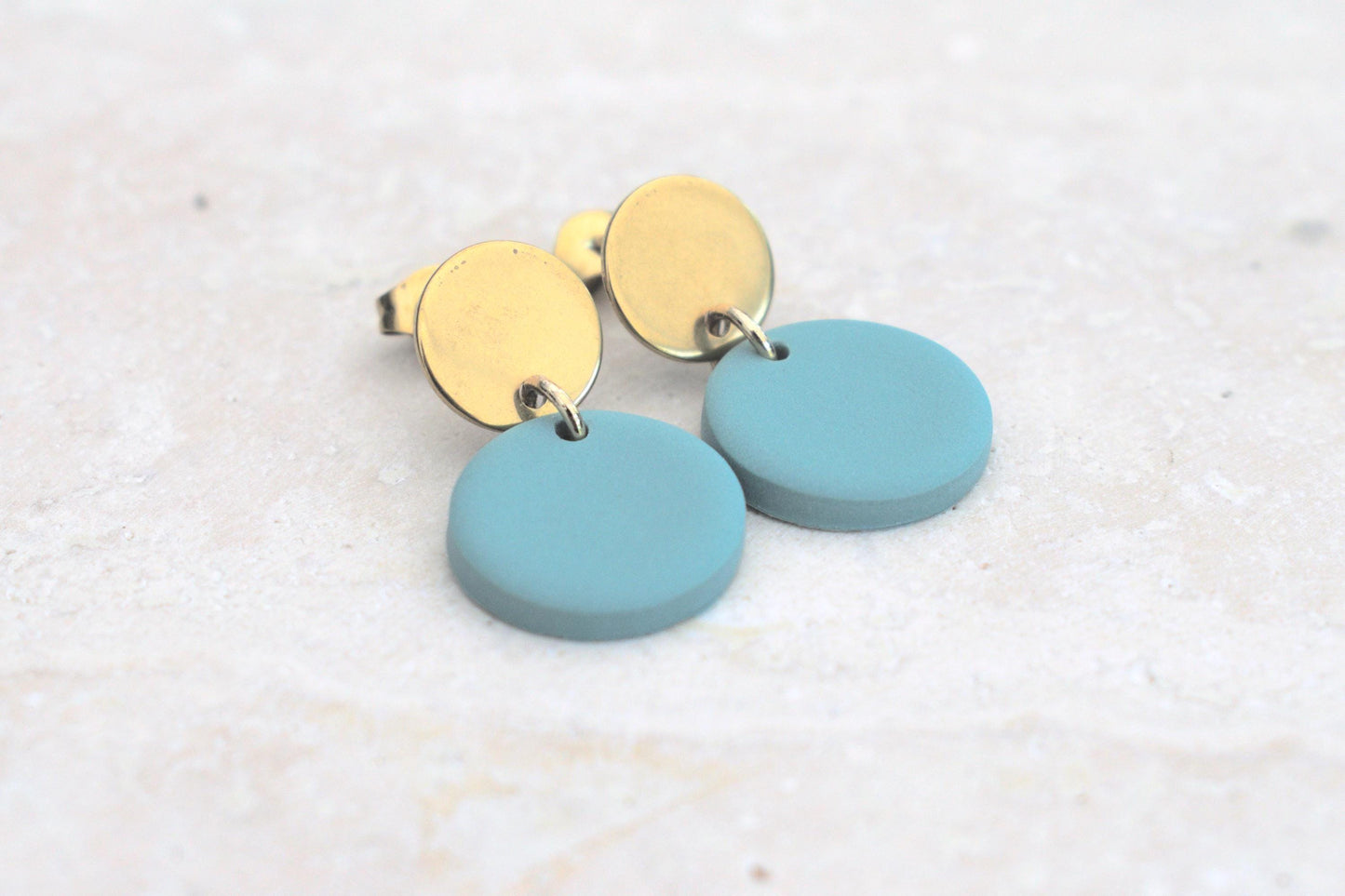 Türkis goldene Polymer Ton Ohrringe, leichte Ohrringe, bunte Ohrringe aus Ton, türkis wie Minze, Ohrstecker