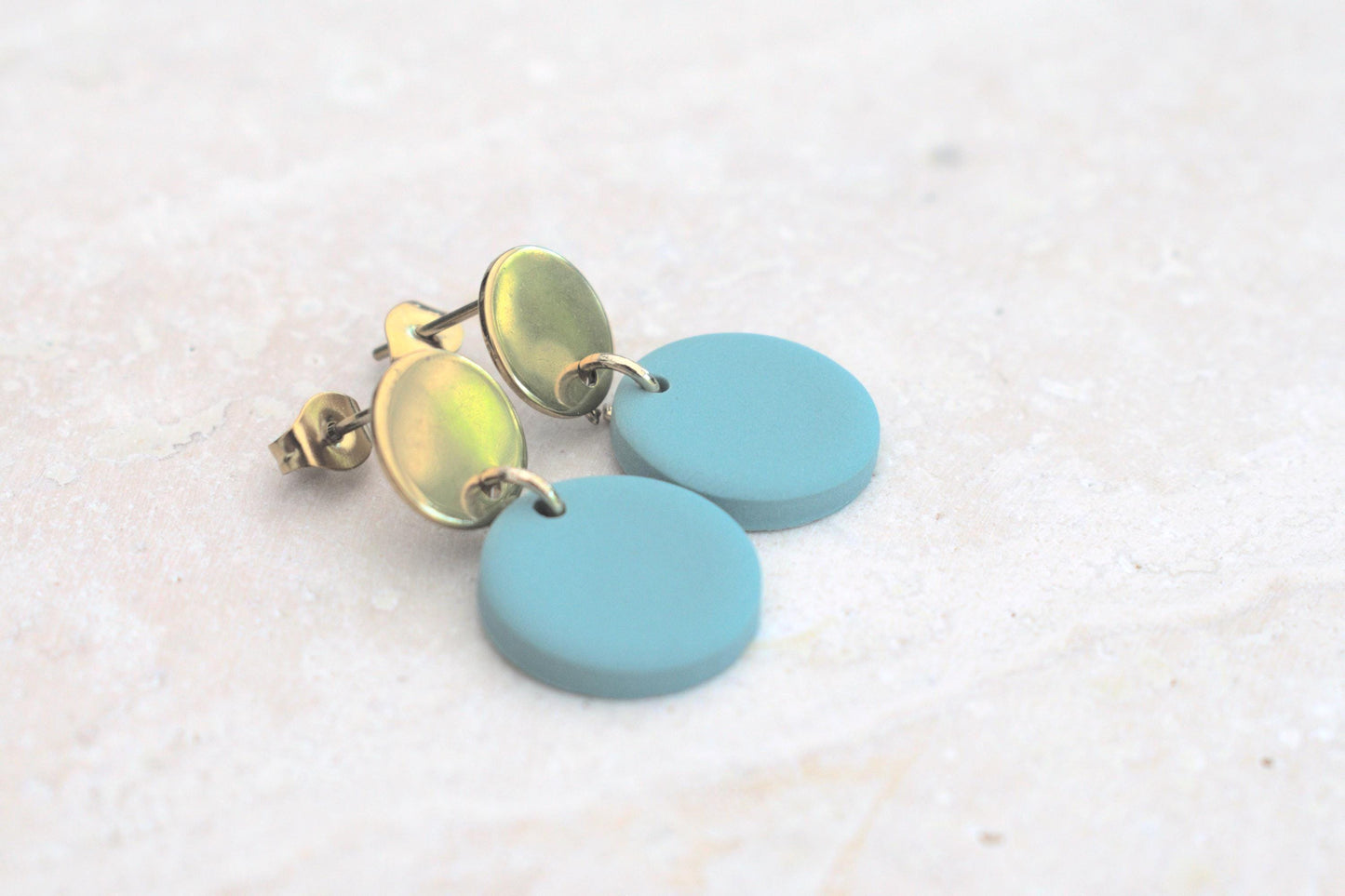Türkis goldene Polymer Ton Ohrringe, leichte Ohrringe, bunte Ohrringe aus Ton, türkis wie Minze, Ohrstecker