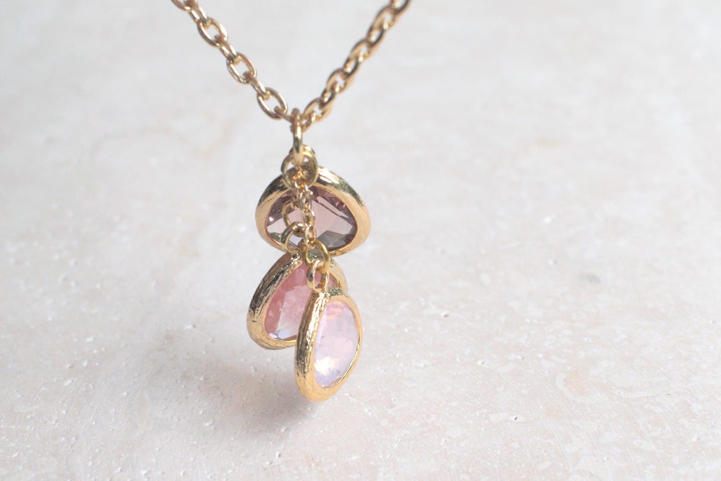 Goldene Kette mit rosa Anhängern, Kette zur Hochzeit, Frühlingskette, rosa Halskette, Blütenschmuck