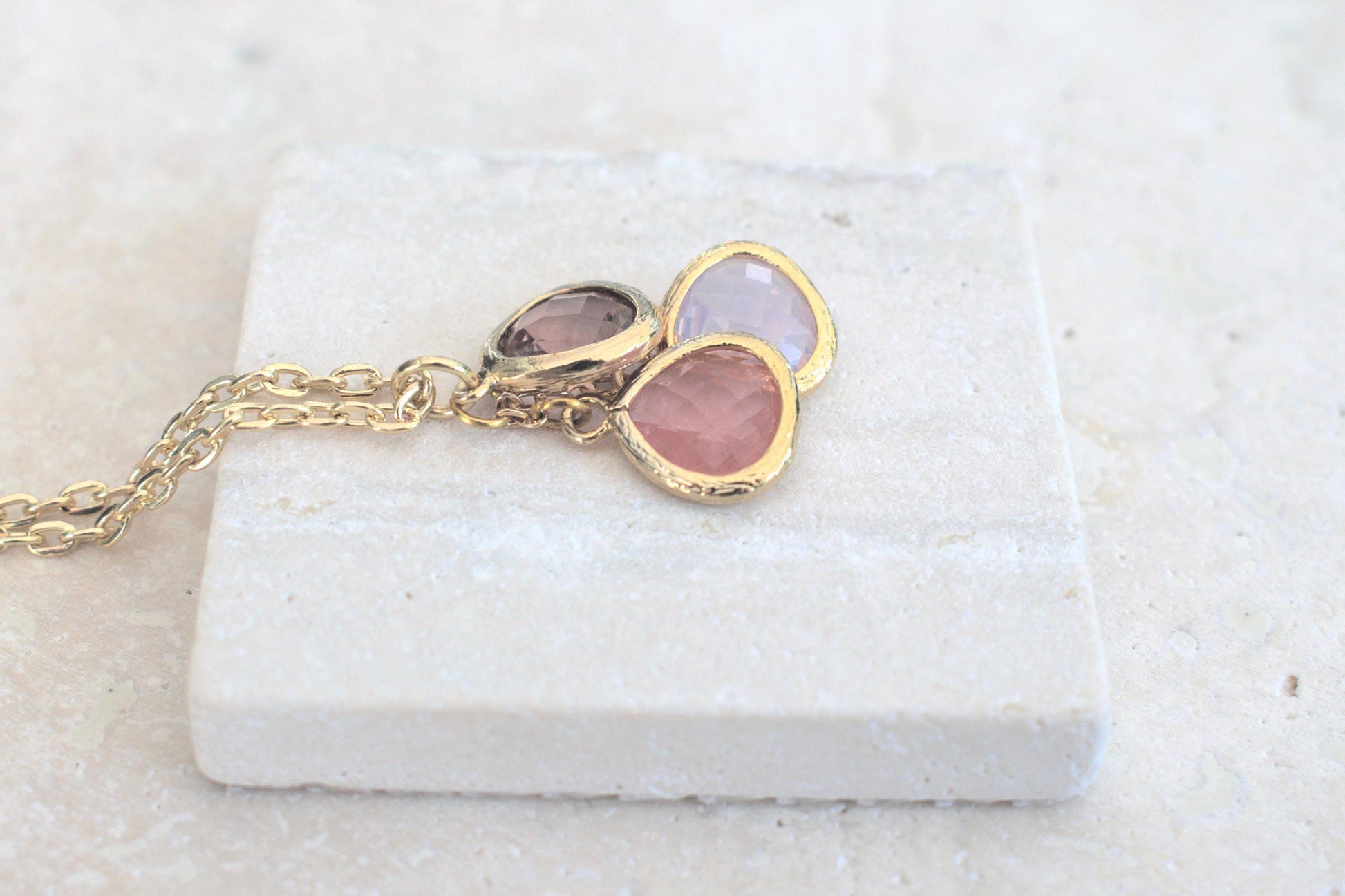 Goldene Kette mit rosa Anhängern, Kette zur Hochzeit, Frühlingskette, rosa Halskette, Blütenschmuck