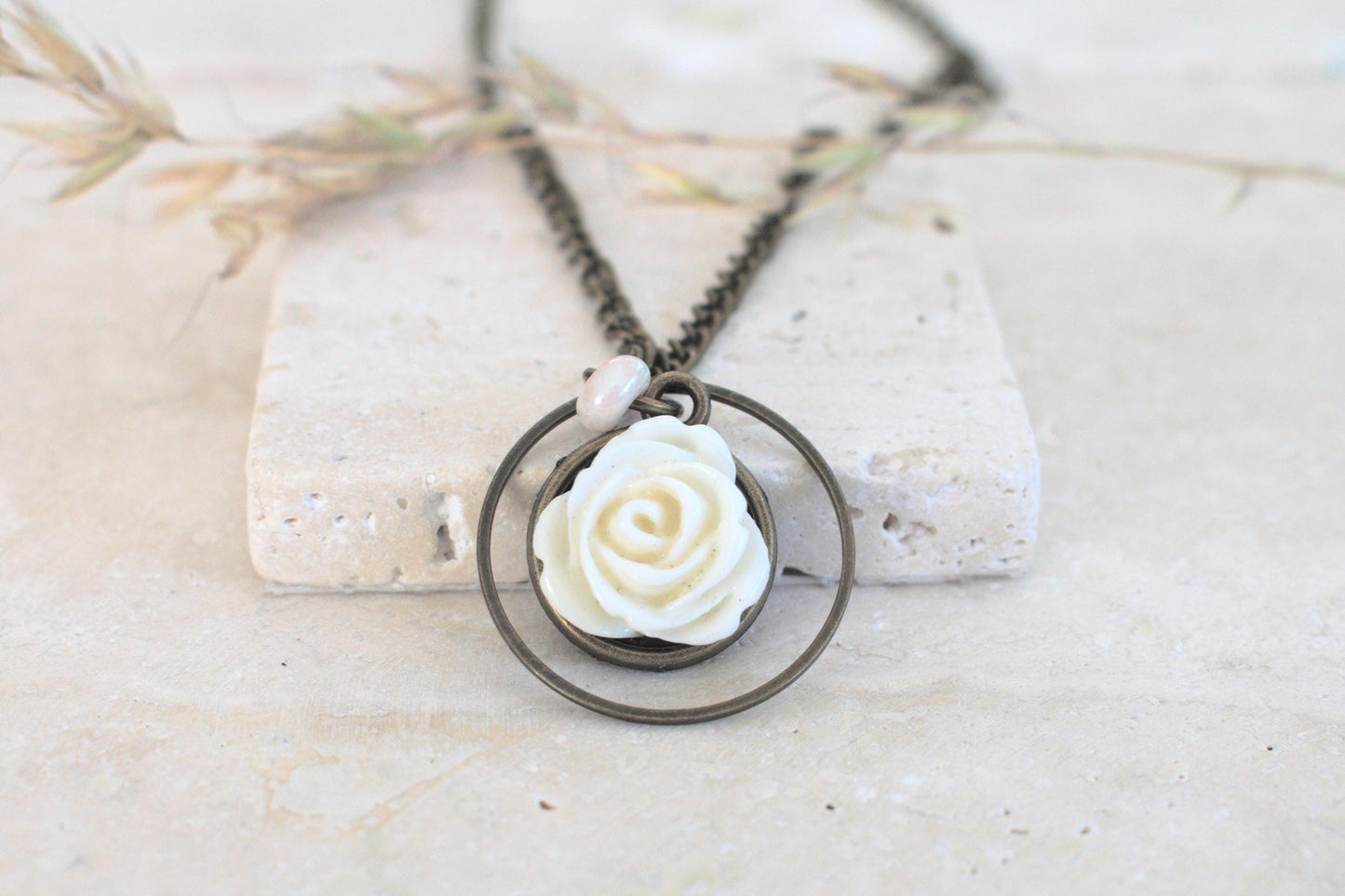 Romantische Kette, Kette mit Blüte, Kette mit Cabochon, Geschenk für Freundin