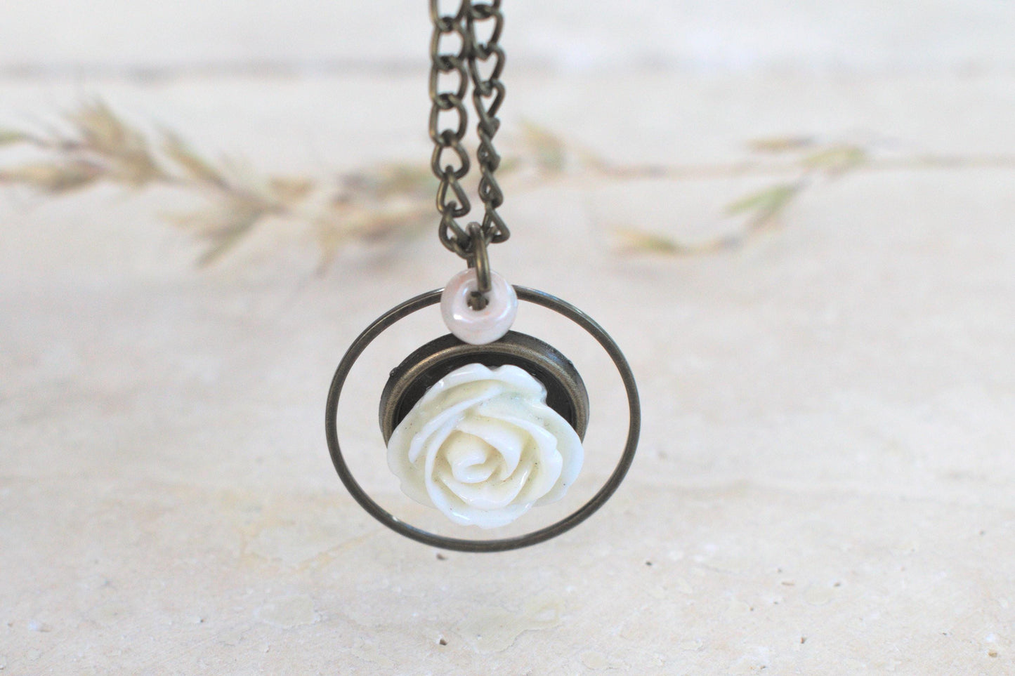 Romantische Kette, Kette mit Blüte, Kette mit Cabochon, Geschenk für Freundin