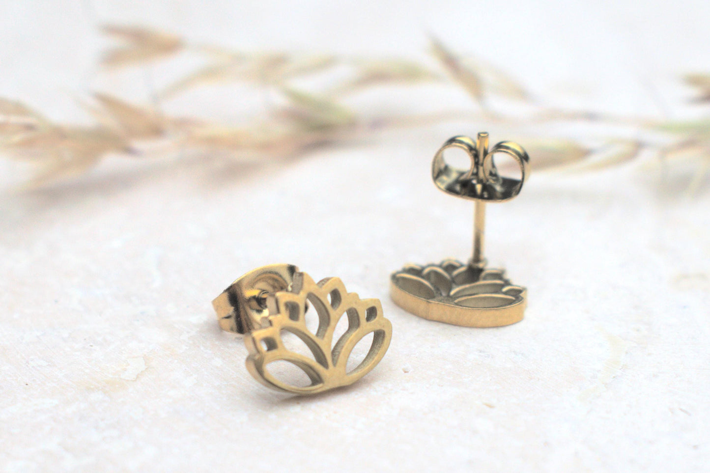 Ohrstecker Lotus Blüte, Lotus Schmuck gold Yoga, Lotus Ohrringe Damen Edelstahl