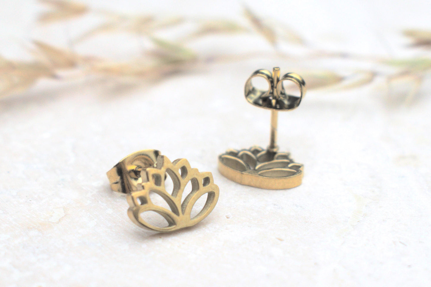 Ohrstecker Lotus Blüte, Lotus Schmuck gold Yoga, Lotus Ohrringe Damen Edelstahl