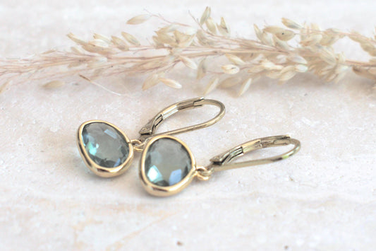 Ohrringe in gold und grau, Hängeohrringe gold Damen, Ohrringe gold grau hängend, Ohrringe grauer Stein, Geschenk für Sie
