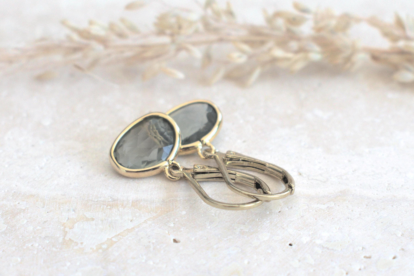 Ohrringe in gold und grau, Hängeohrringe gold Damen, Ohrringe gold grau hängend, Ohrringe grauer Stein, Geschenk für Sie