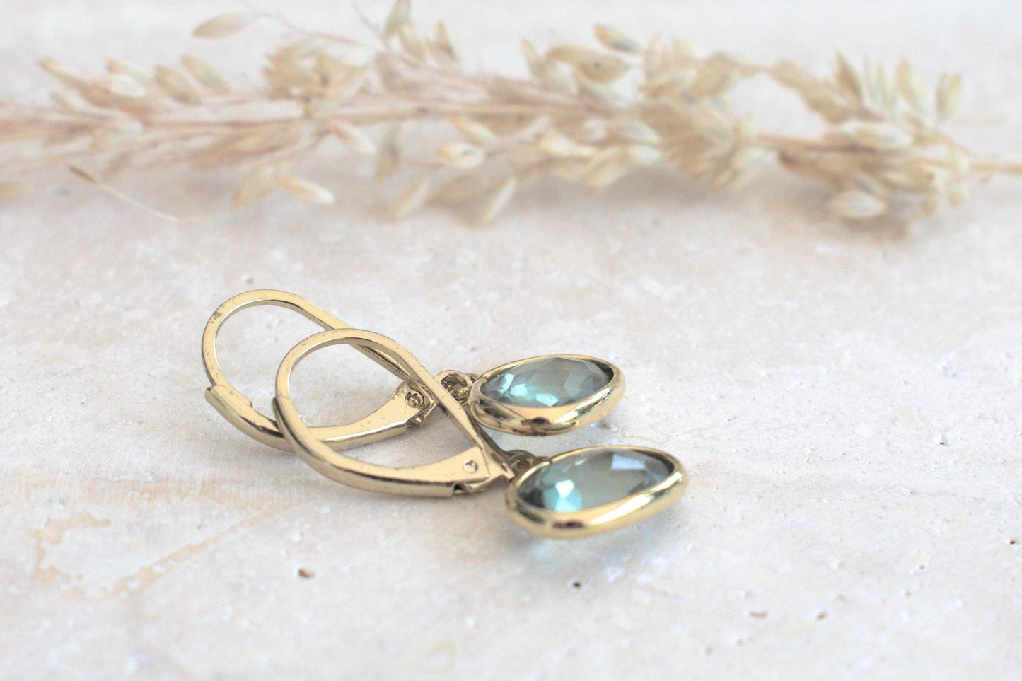 Ohrringe in gold und grau, Hängeohrringe gold Damen, Ohrringe gold grau hängend, Ohrringe grauer Stein, Geschenk für Sie