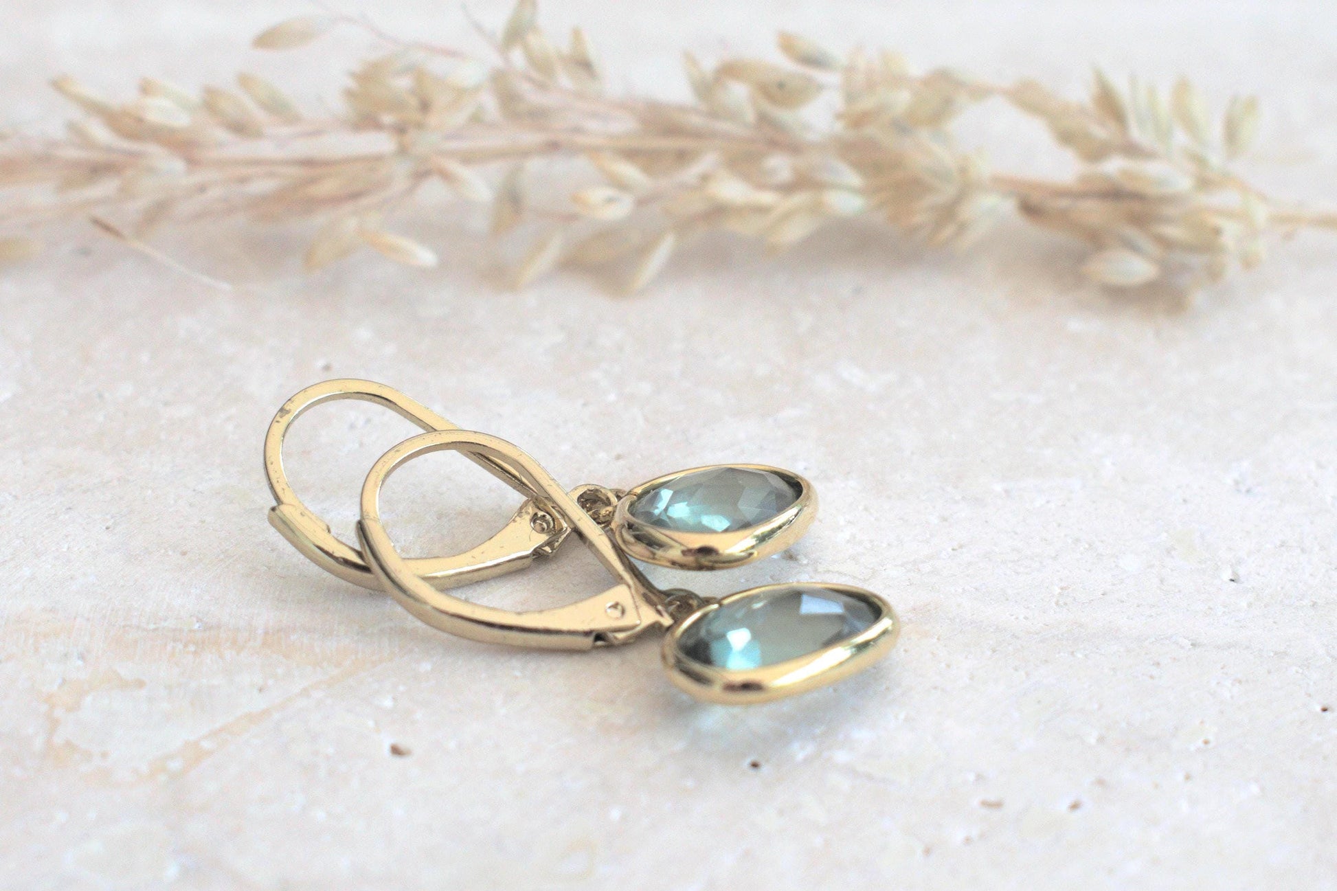 Ohrringe in gold und grau, Hängeohrringe gold Damen, Ohrringe gold grau hängend, Ohrringe grauer Stein, Geschenk für Sie