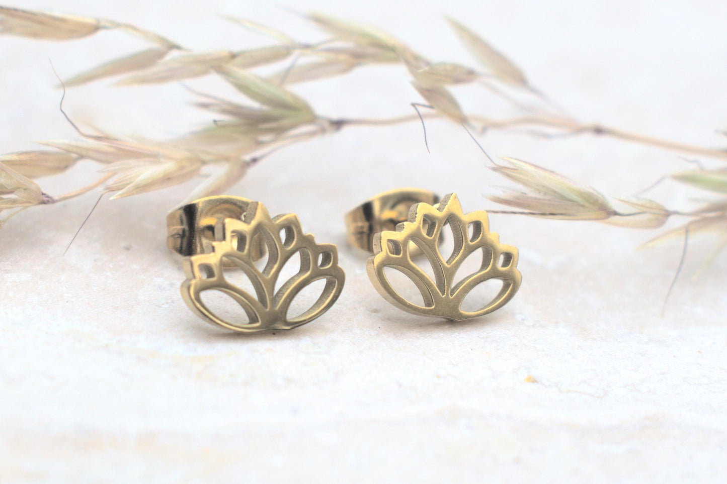Ohrstecker Lotus Blüte, Lotus Schmuck gold Yoga, Lotus Ohrringe Damen Edelstahl