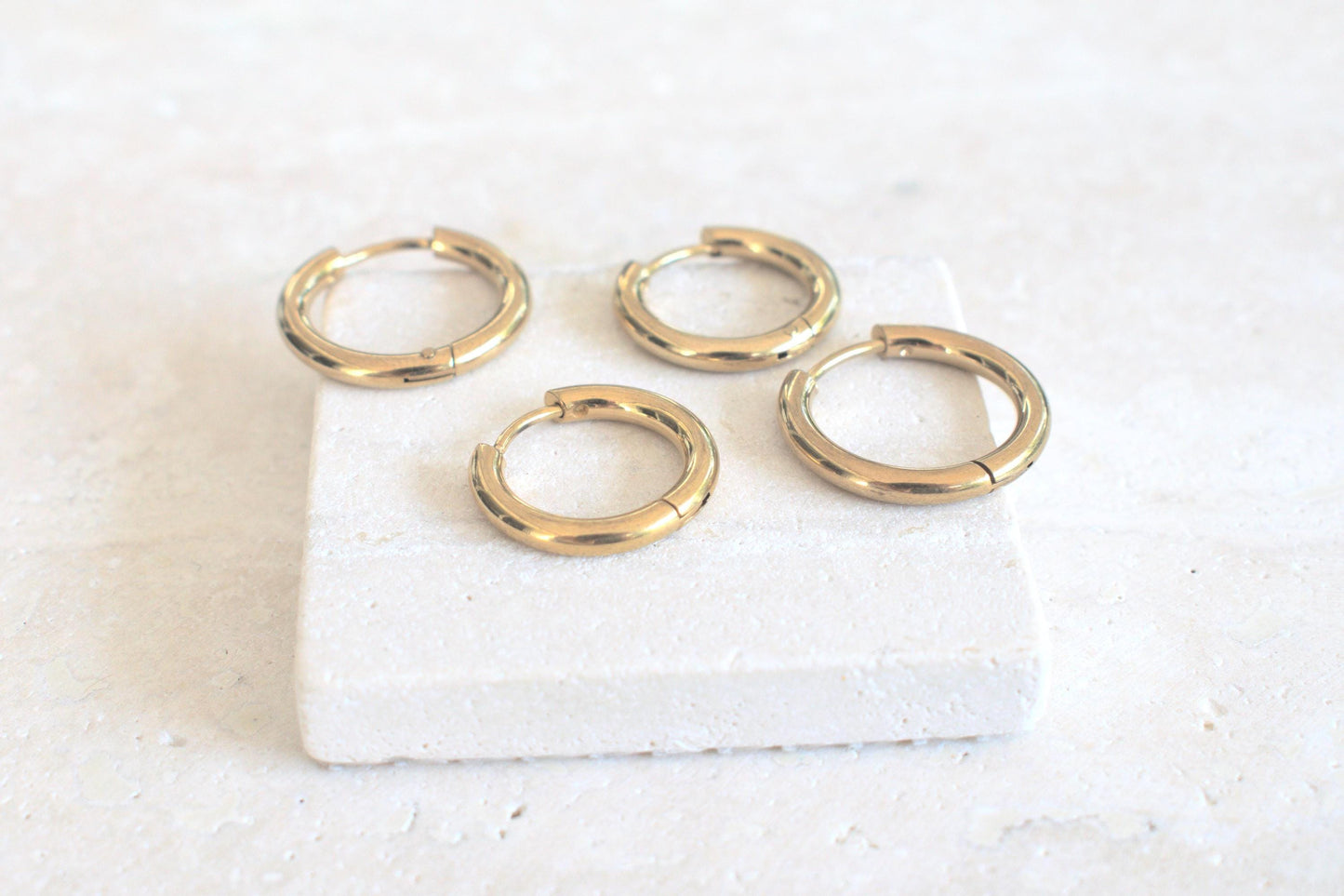 Minimalistische goldene Creolen aus Edelstahl, Creolen Ohrringe für Damen in gold