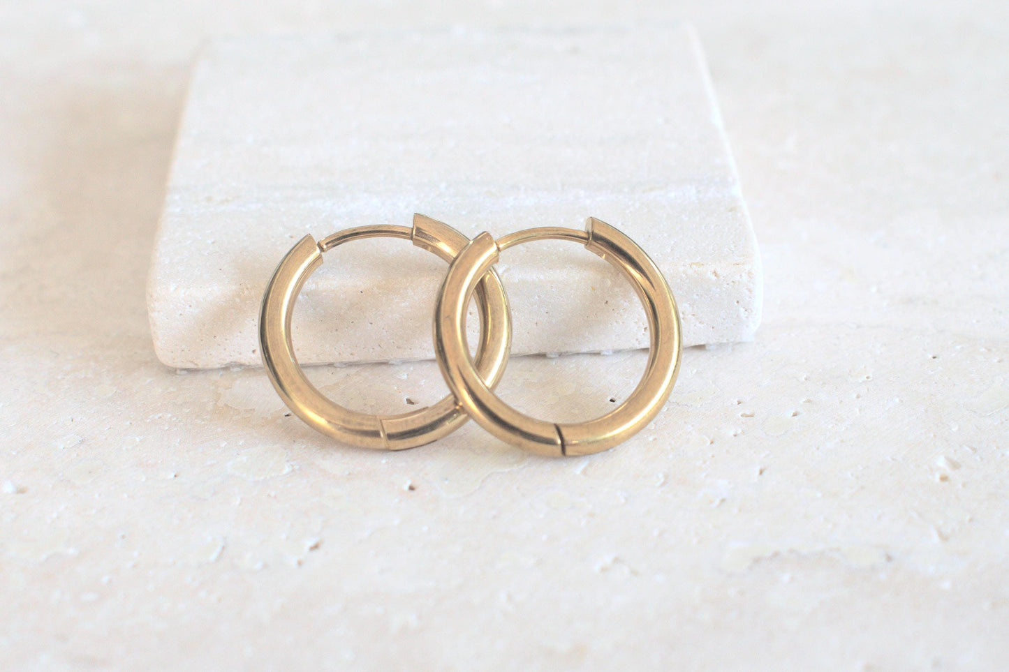 Minimalistische goldene Creolen aus Edelstahl, Creolen Ohrringe für Damen in gold