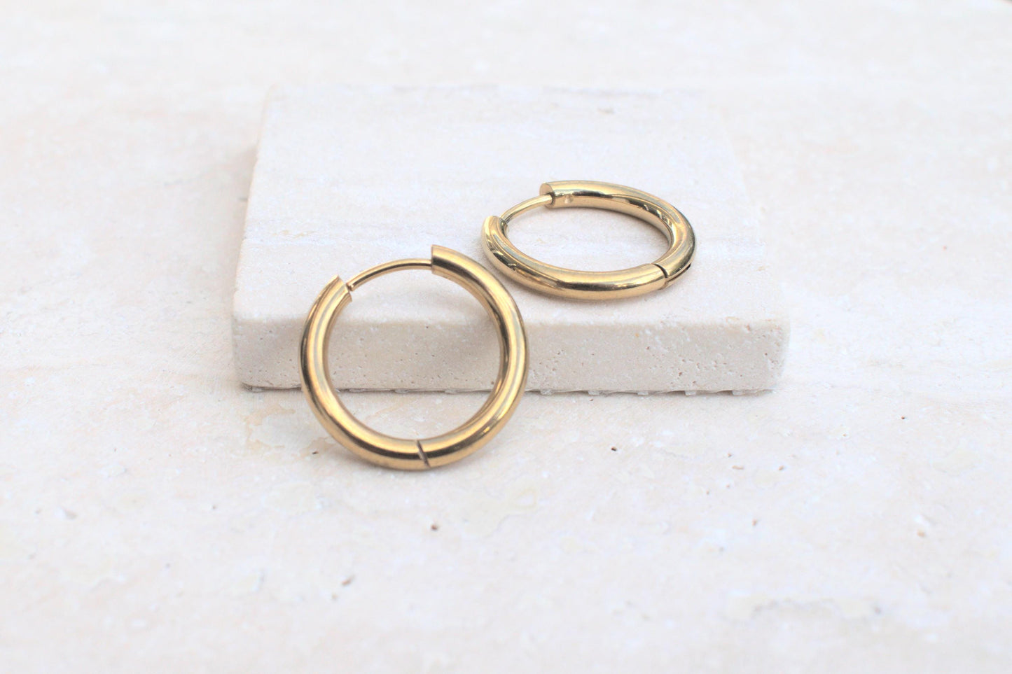 Minimalistische goldene Creolen aus Edelstahl, Creolen Ohrringe für Damen in gold