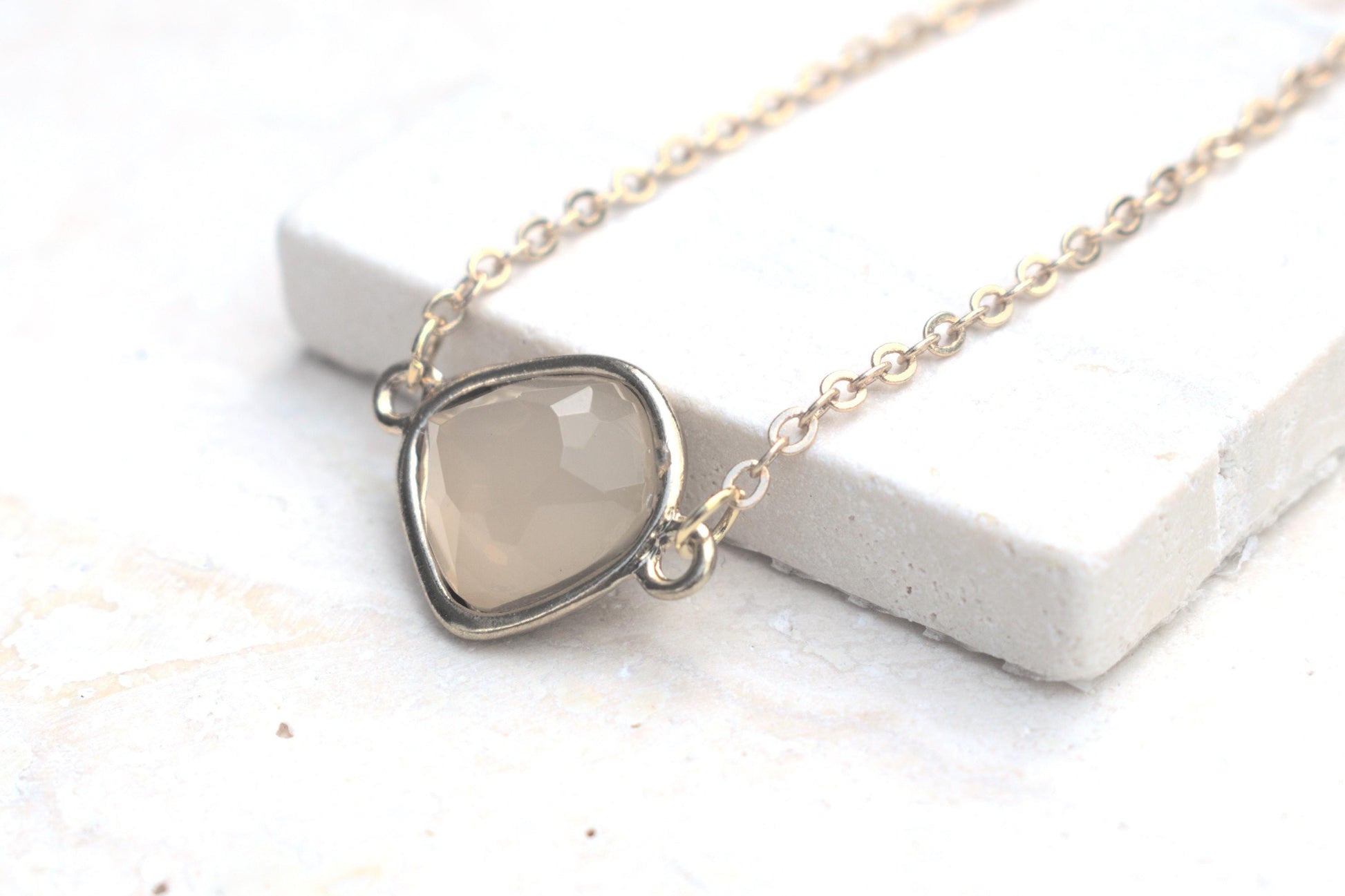 Halskette mit rosa Anhänger, Halskette in gold, elegante Halskette, zarte Halskette