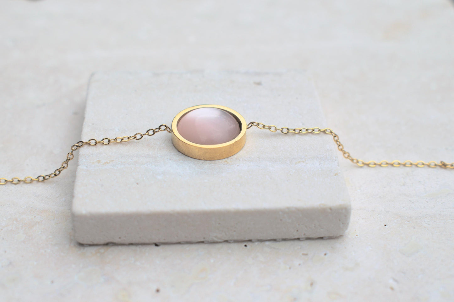 Goldene Kette mit rosa Cabochon, Goldschuck Damen, minimalistischer Schmuck