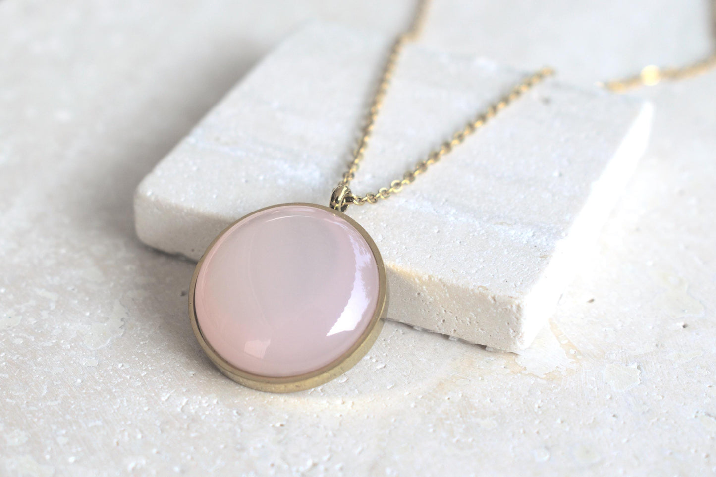 Goldene Kette mit rosa Cabochon, Goldschuck Damen, minimalistischer Schmuck