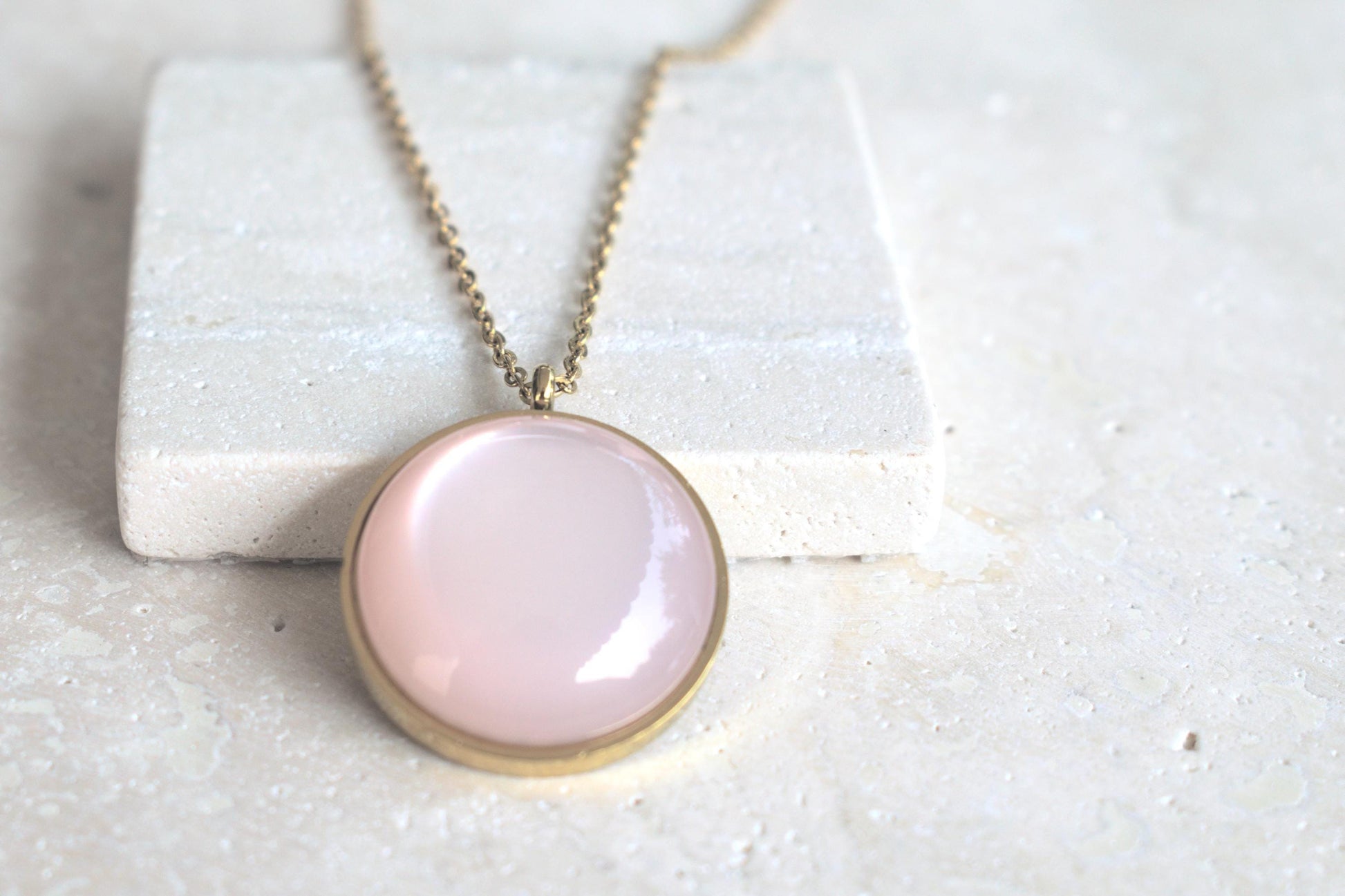 Goldene Kette mit rosa Cabochon, Goldschuck Damen, minimalistischer Schmuck