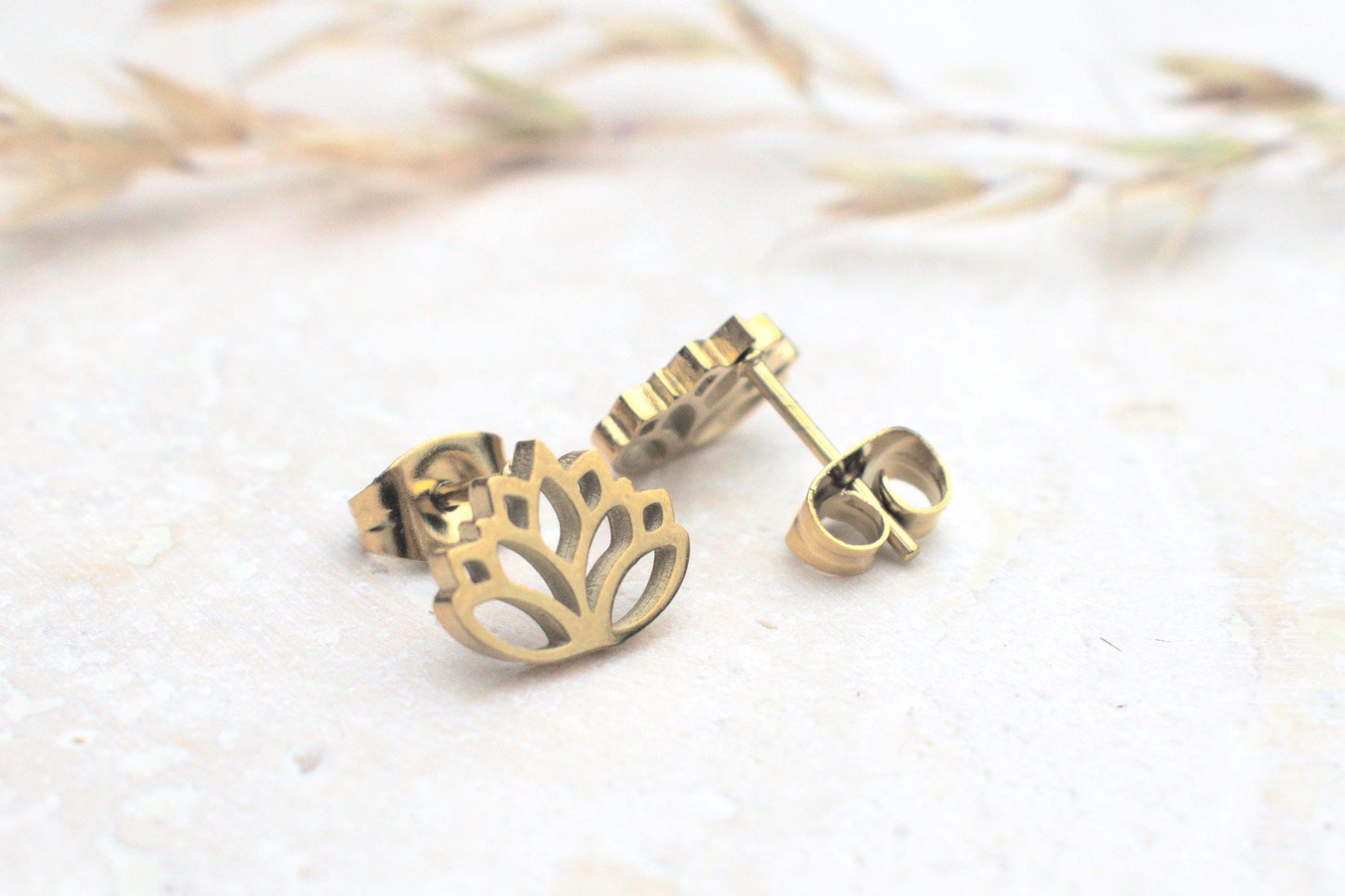 Ohrstecker Lotus Blüte, Lotus Schmuck gold Yoga, Lotus Ohrringe Damen Edelstahl