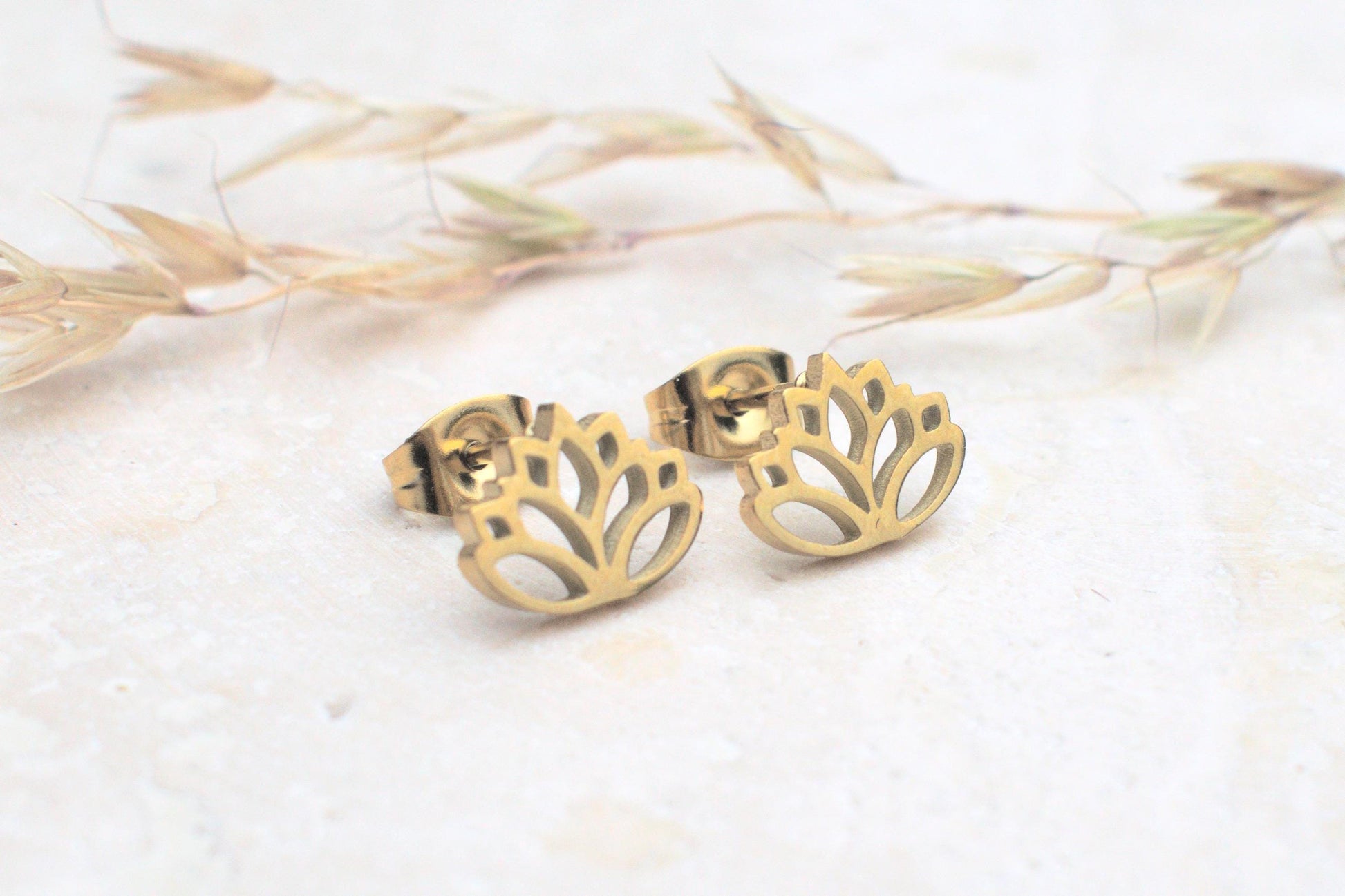 Ohrstecker Lotus Blüte, Lotus Schmuck gold Yoga, Lotus Ohrringe Damen Edelstahl
